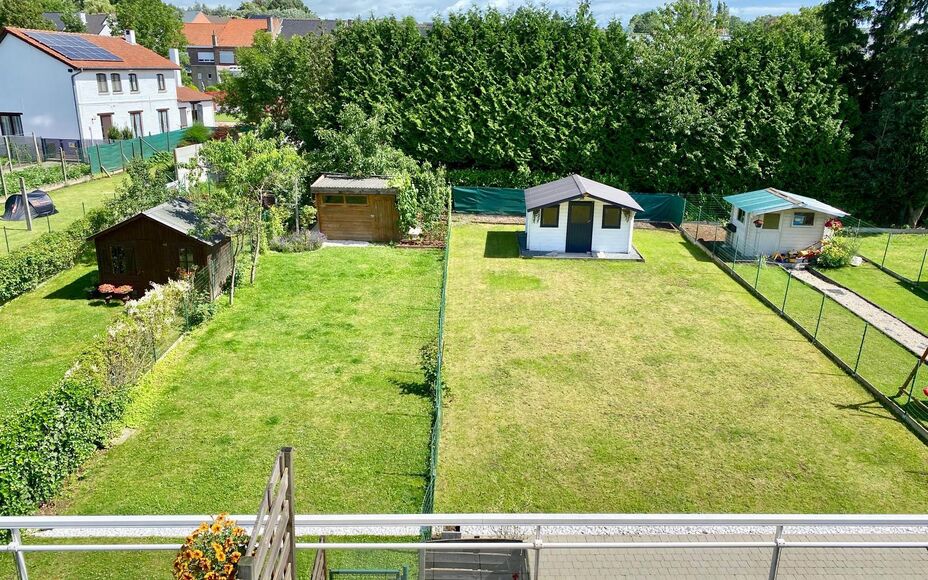 LEEMANS Immobiliën vous propose ce confortable appartement en duplex à Affligem/ Teralfene.
L'appartement fait partie d'une petite résidence (construite en 2008).
L'appartement a une surface habitable de 65 m² et est divisé comme suit ; un salon et s