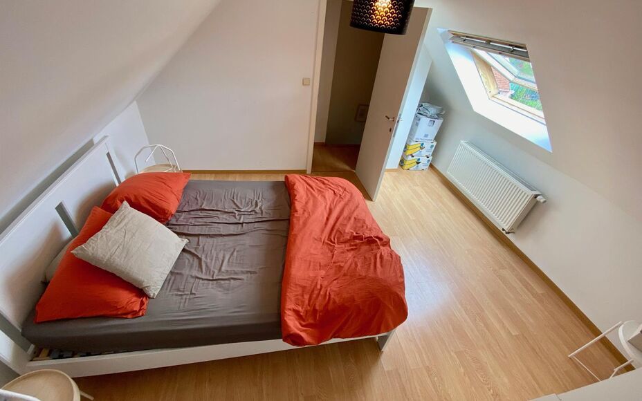 LEEMANS Immobiliën vous propose ce confortable appartement en duplex à Affligem/ Teralfene.
L'appartement fait partie d'une petite résidence (construite en 2008).
L'appartement a une surface habitable de 65 m² et est divisé comme suit ; un salon et s