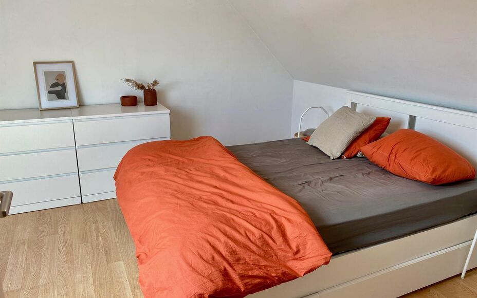 LEEMANS Immobiliën vous propose ce confortable appartement en duplex à Affligem/ Teralfene.
L'appartement fait partie d'une petite résidence (construite en 2008).
L'appartement a une surface habitable de 65 m² et est divisé comme suit ; un salon et s