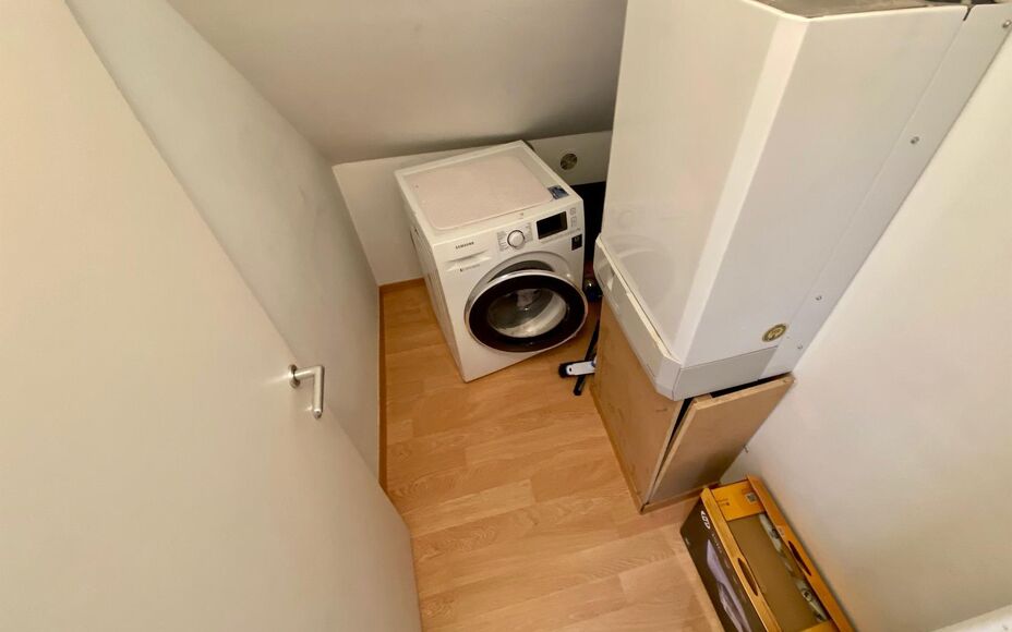 LEEMANS Immobiliën vous propose ce confortable appartement en duplex à Affligem/ Teralfene.
L'appartement fait partie d'une petite résidence (construite en 2008).
L'appartement a une surface habitable de 65 m² et est divisé comme suit ; un salon et s