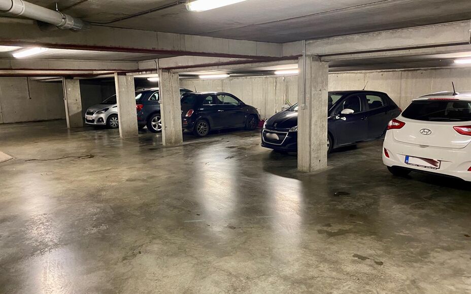 LEEMANS Immobiliën vous propose ce confortable appartement en duplex à Affligem/ Teralfene.
L'appartement fait partie d'une petite résidence (construite en 2008).
L'appartement a une surface habitable de 65 m² et est divisé comme suit ; un salon et s