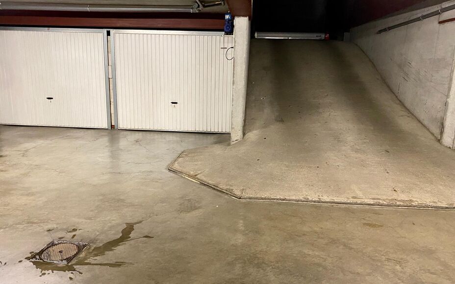 LEEMANS Immobiliën vous propose ce confortable appartement en duplex à Affligem/ Teralfene.
L'appartement fait partie d'une petite résidence (construite en 2008).
L'appartement a une surface habitable de 65 m² et est divisé comme suit ; un salon et s