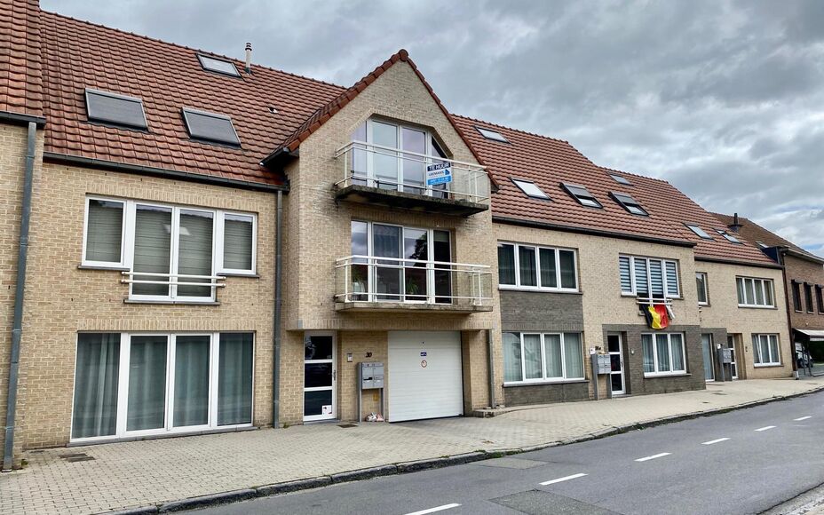 LEEMANS Immobiliën vous propose ce confortable appartement en duplex à Affligem/ Teralfene.
L'appartement fait partie d'une petite résidence (construite en 2008).
L'appartement a une surface habitable de 65 m² et est divisé comme suit ; un salon et s