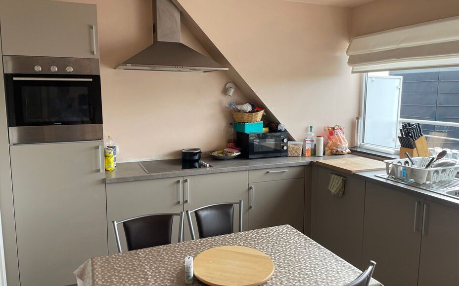 Leemans Immobiliën vous propose ce charmant appartement duplex, idéalement situé à Wetteren. À quelques pas de la gare et à proximité immédiate des grands axes routiers, des écoles, des installations sportives, des commerces et des transports en 