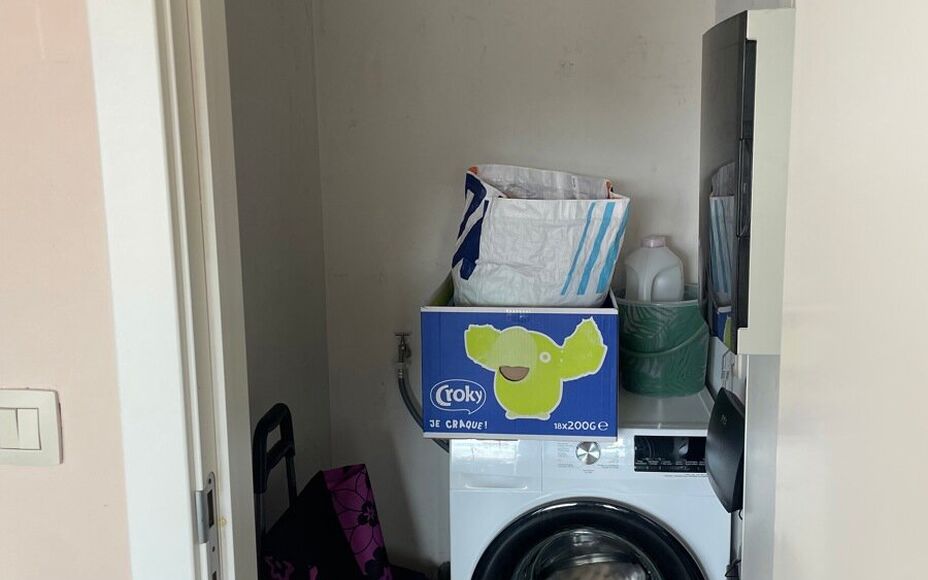 Leemans Immobiliën vous propose ce charmant appartement duplex, idéalement situé à Wetteren. À quelques pas de la gare et à proximité immédiate des grands axes routiers, des écoles, des installations sportives, des commerces et des transports en 