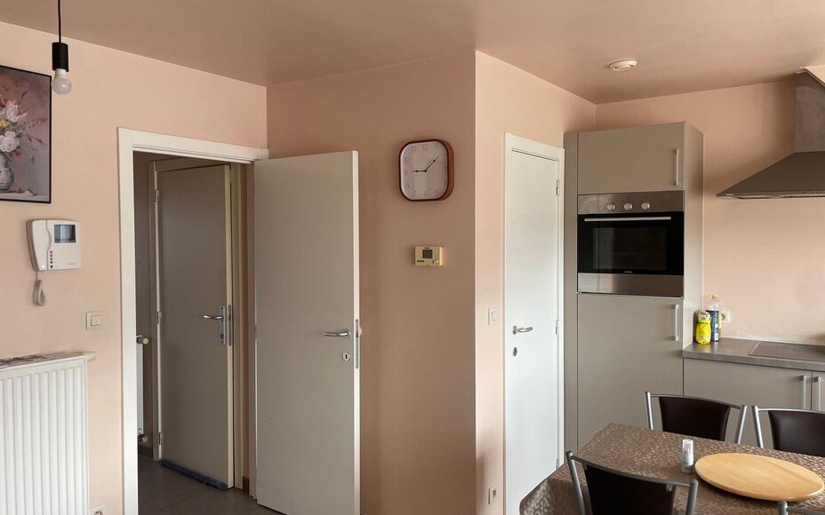 Leemans Immobiliën vous propose ce charmant appartement duplex, idéalement situé à Wetteren. À quelques pas de la gare et à proximité immédiate des grands axes routiers, des écoles, des installations sportives, des commerces et des transports en 