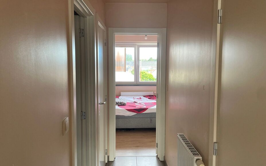 Leemans Immobiliën vous propose ce charmant appartement duplex, idéalement situé à Wetteren. À quelques pas de la gare et à proximité immédiate des grands axes routiers, des écoles, des installations sportives, des commerces et des transports en 