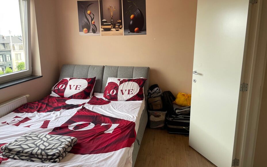 Leemans Immobiliën vous propose ce charmant appartement duplex, idéalement situé à Wetteren. À quelques pas de la gare et à proximité immédiate des grands axes routiers, des écoles, des installations sportives, des commerces et des transports en 