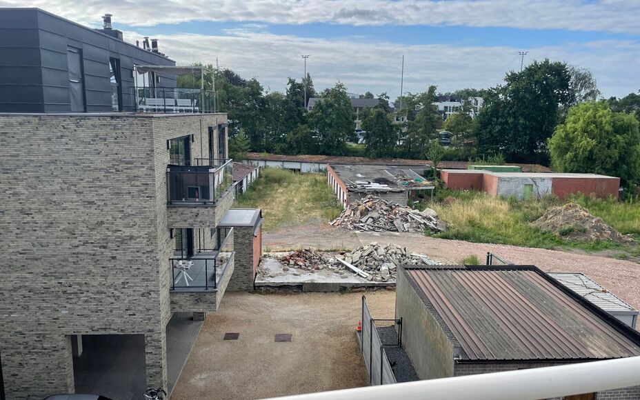 Leemans Immobiliën vous propose ce charmant appartement duplex, idéalement situé à Wetteren. À quelques pas de la gare et à proximité immédiate des grands axes routiers, des écoles, des installations sportives, des commerces et des transports en 