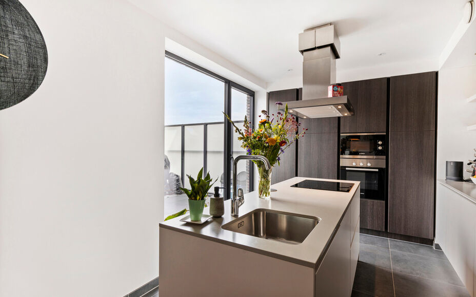 LEEMANS IMMOBILIËN vous propose ce duplex, situé dans le quartier résidentiel calme de la commune de Mollem (Asse). Cet emplacement combine tranquillité et une accessibilité excellente, à quelques pas de la gare de Mollem (avec une liaison directe B