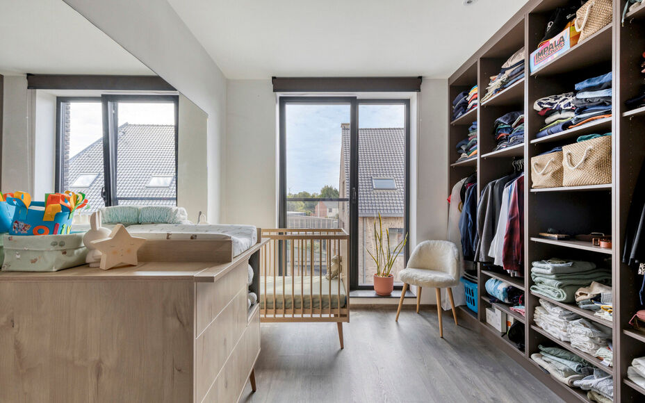 LEEMANS IMMOBILIËN vous propose ce duplex, situé dans le quartier résidentiel calme de la commune de Mollem (Asse). Cet emplacement combine tranquillité et une accessibilité excellente, à quelques pas de la gare de Mollem (avec une liaison directe B