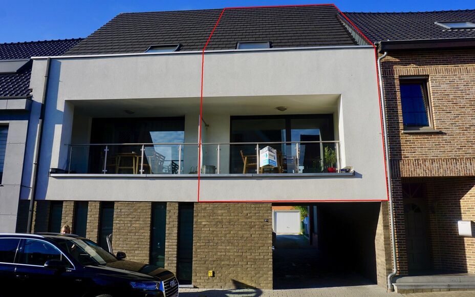Leemans immobiliën biedt u dit duplex appartement te Denderleeuw met 2 slaapkamers en een bewoonbare oppervlakte van 118 m². Het appartement bevindt zich in een klein gebouw van amper 3 appartementen. Op het eerste verdiep treffen we na de inkomhal (met