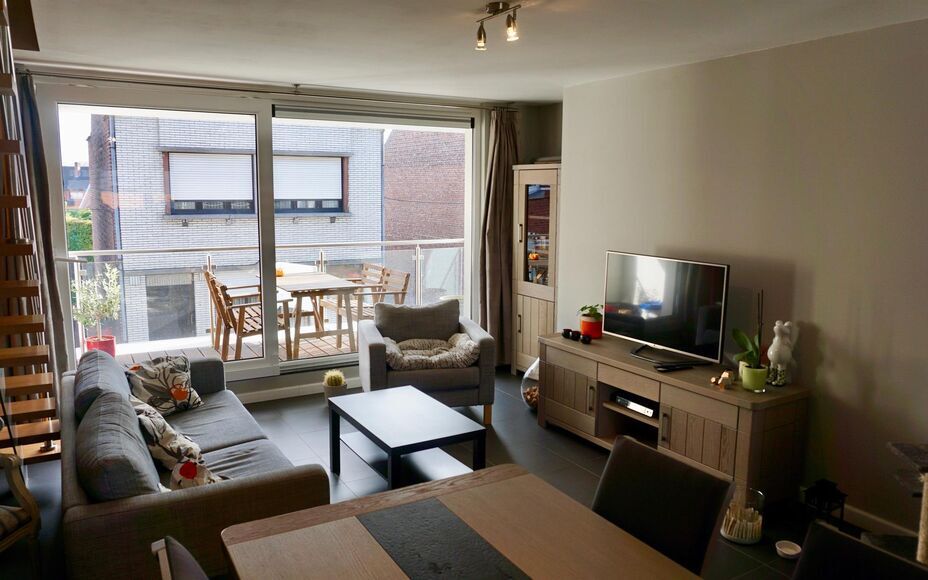 Leemans immobiliën biedt u dit duplex appartement te Denderleeuw met 2 slaapkamers en een bewoonbare oppervlakte van 118 m². Het appartement bevindt zich in een klein gebouw van amper 3 appartementen. Op het eerste verdiep treffen we na de inkomhal (met
