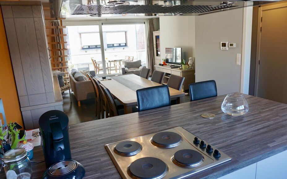 Leemans immobiliën biedt u dit duplex appartement te Denderleeuw met 2 slaapkamers en een bewoonbare oppervlakte van 118 m². Het appartement bevindt zich in een klein gebouw van amper 3 appartementen. Op het eerste verdiep treffen we na de inkomhal (met