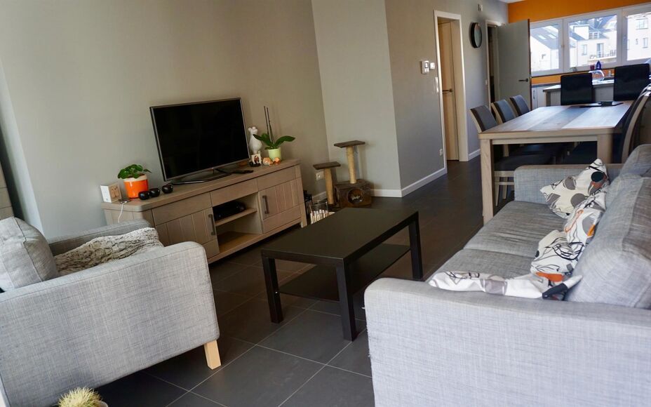Leemans immobiliën biedt u dit duplex appartement te Denderleeuw met 2 slaapkamers en een bewoonbare oppervlakte van 118 m². Het appartement bevindt zich in een klein gebouw van amper 3 appartementen. Op het eerste verdiep treffen we na de inkomhal (met