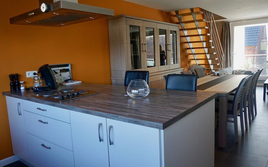 Leemans immobiliën biedt u dit duplex appartement te Denderleeuw met 2 slaapkamers en een bewoonbare oppervlakte van 118 m². Het appartement bevindt zich in een klein gebouw van amper 3 appartementen. Op het eerste verdiep treffen we na de inkomhal (met