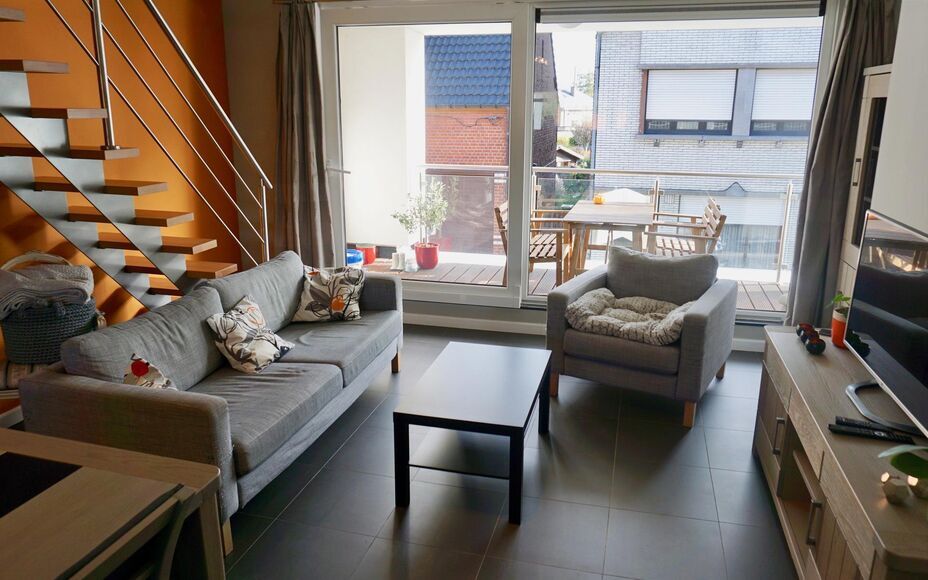 Leemans immobiliën biedt u dit duplex appartement te Denderleeuw met 2 slaapkamers en een bewoonbare oppervlakte van 118 m². Het appartement bevindt zich in een klein gebouw van amper 3 appartementen. Op het eerste verdiep treffen we na de inkomhal (met