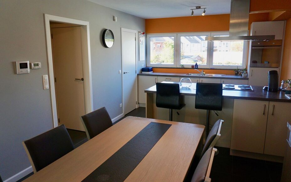 Leemans immobiliën biedt u dit duplex appartement te Denderleeuw met 2 slaapkamers en een bewoonbare oppervlakte van 118 m². Het appartement bevindt zich in een klein gebouw van amper 3 appartementen. Op het eerste verdiep treffen we na de inkomhal (met