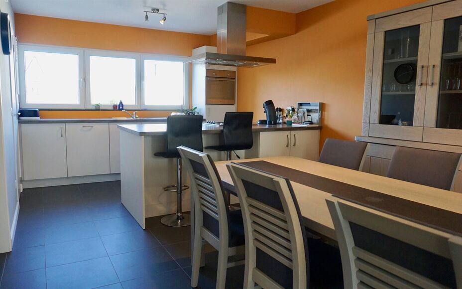 Leemans immobiliën biedt u dit duplex appartement te Denderleeuw met 2 slaapkamers en een bewoonbare oppervlakte van 118 m². Het appartement bevindt zich in een klein gebouw van amper 3 appartementen. Op het eerste verdiep treffen we na de inkomhal (met