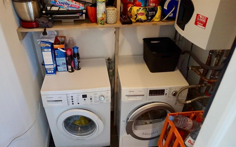 Leemans immobiliën biedt u dit duplex appartement te Denderleeuw met 2 slaapkamers en een bewoonbare oppervlakte van 118 m². Het appartement bevindt zich in een klein gebouw van amper 3 appartementen. Op het eerste verdiep treffen we na de inkomhal (met