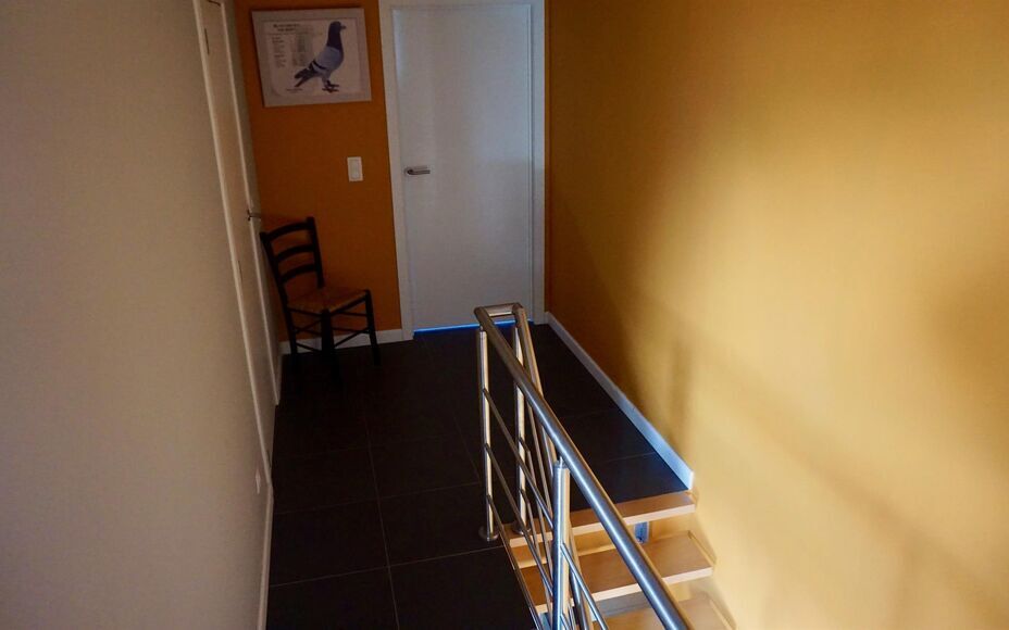 Leemans immobiliën biedt u dit duplex appartement te Denderleeuw met 2 slaapkamers en een bewoonbare oppervlakte van 118 m². Het appartement bevindt zich in een klein gebouw van amper 3 appartementen. Op het eerste verdiep treffen we na de inkomhal (met