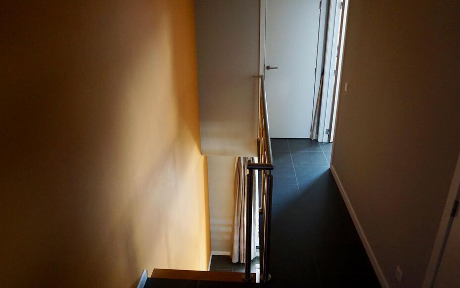 Leemans immobiliën biedt u dit duplex appartement te Denderleeuw met 2 slaapkamers en een bewoonbare oppervlakte van 118 m². Het appartement bevindt zich in een klein gebouw van amper 3 appartementen. Op het eerste verdiep treffen we na de inkomhal (met