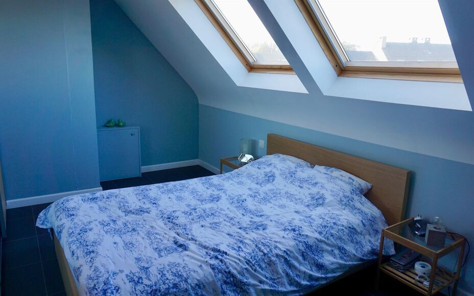 Leemans immobiliën biedt u dit duplex appartement te Denderleeuw met 2 slaapkamers en een bewoonbare oppervlakte van 118 m². Het appartement bevindt zich in een klein gebouw van amper 3 appartementen. Op het eerste verdiep treffen we na de inkomhal (met