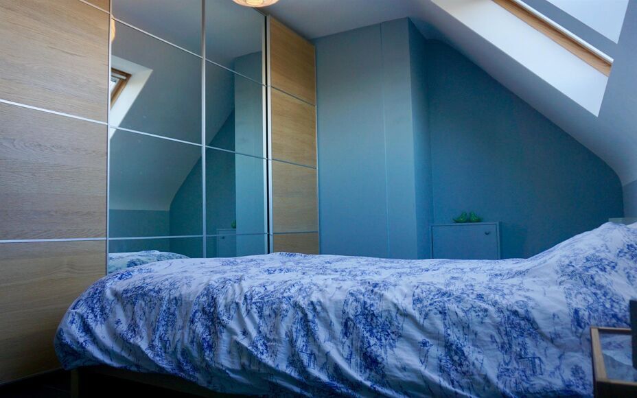 Leemans immobiliën biedt u dit duplex appartement te Denderleeuw met 2 slaapkamers en een bewoonbare oppervlakte van 118 m². Het appartement bevindt zich in een klein gebouw van amper 3 appartementen. Op het eerste verdiep treffen we na de inkomhal (met