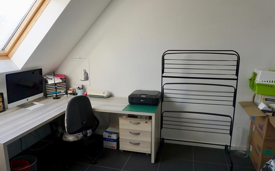 Leemans immobiliën biedt u dit duplex appartement te Denderleeuw met 2 slaapkamers en een bewoonbare oppervlakte van 118 m². Het appartement bevindt zich in een klein gebouw van amper 3 appartementen. Op het eerste verdiep treffen we na de inkomhal (met