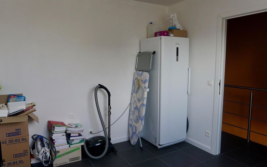 Leemans immobiliën biedt u dit duplex appartement te Denderleeuw met 2 slaapkamers en een bewoonbare oppervlakte van 118 m². Het appartement bevindt zich in een klein gebouw van amper 3 appartementen. Op het eerste verdiep treffen we na de inkomhal (met