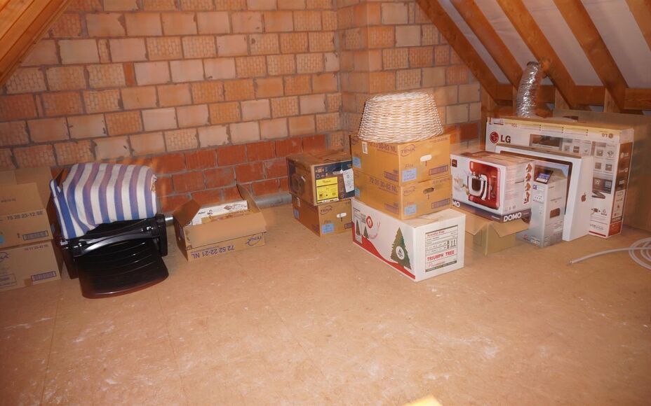 Leemans immobiliën biedt u dit duplex appartement te Denderleeuw met 2 slaapkamers en een bewoonbare oppervlakte van 118 m². Het appartement bevindt zich in een klein gebouw van amper 3 appartementen. Op het eerste verdiep treffen we na de inkomhal (met
