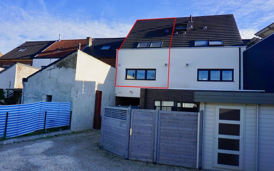 Leemans immobiliën biedt u dit duplex appartement te Denderleeuw met 2 slaapkamers en een bewoonbare oppervlakte van 118 m². Het appartement bevindt zich in een klein gebouw van amper 3 appartementen. Op het eerste verdiep treffen we na de inkomhal (met