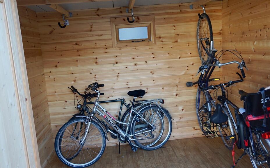 Leemans immobiliën biedt u dit duplex appartement te Denderleeuw met 2 slaapkamers en een bewoonbare oppervlakte van 118 m². Het appartement bevindt zich in een klein gebouw van amper 3 appartementen. Op het eerste verdiep treffen we na de inkomhal (met