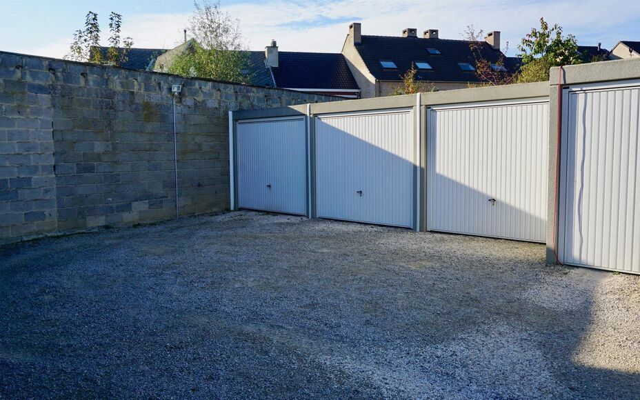 Leemans immobiliën biedt u dit duplex appartement te Denderleeuw met 2 slaapkamers en een bewoonbare oppervlakte van 118 m². Het appartement bevindt zich in een klein gebouw van amper 3 appartementen. Op het eerste verdiep treffen we na de inkomhal (met