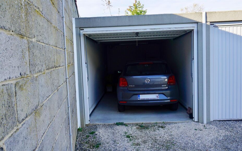 Leemans immobiliën biedt u dit duplex appartement te Denderleeuw met 2 slaapkamers en een bewoonbare oppervlakte van 118 m². Het appartement bevindt zich in een klein gebouw van amper 3 appartementen. Op het eerste verdiep treffen we na de inkomhal (met