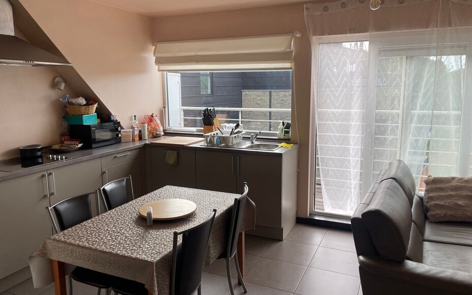 Leemans Immobiliën biedt u dit charmante duplexappartement aan, gelegen op een uitstekende locatie in Wetteren. Op wandelafstand van het station en in de onmiddellijke nabijheid van belangrijke invalswegen, scholen, sportinfrastructuur, winkels en openba