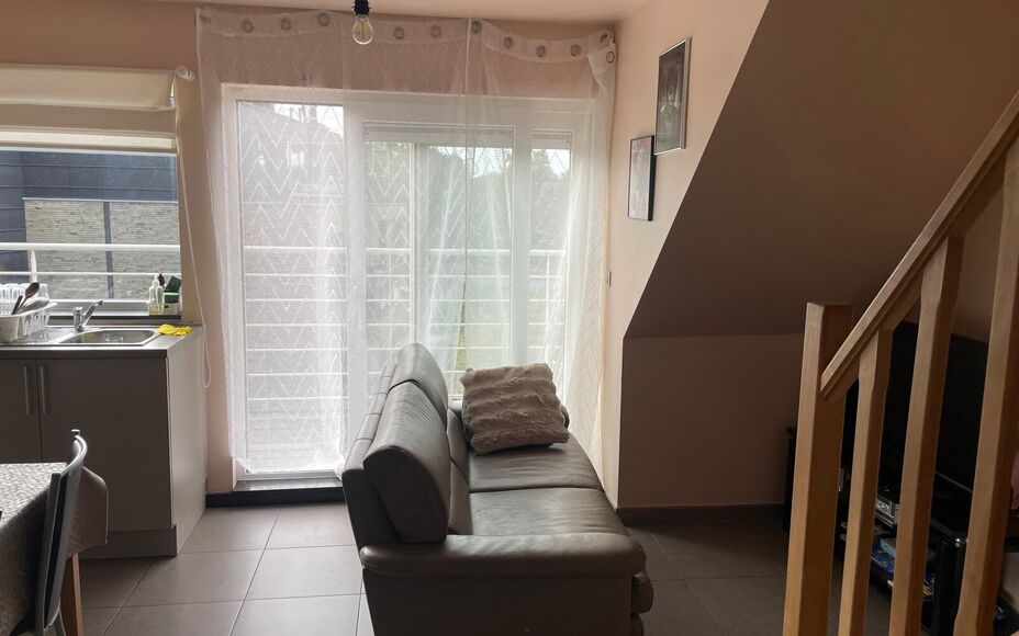 Leemans Immobiliën biedt u dit charmante duplexappartement aan, gelegen op een uitstekende locatie in Wetteren. Op wandelafstand van het station en in de onmiddellijke nabijheid van belangrijke invalswegen, scholen, sportinfrastructuur, winkels en openba