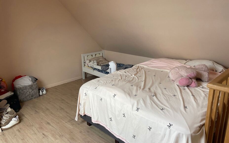 Leemans Immobiliën biedt u dit charmante duplexappartement aan, gelegen op een uitstekende locatie in Wetteren. Op wandelafstand van het station en in de onmiddellijke nabijheid van belangrijke invalswegen, scholen, sportinfrastructuur, winkels en openba