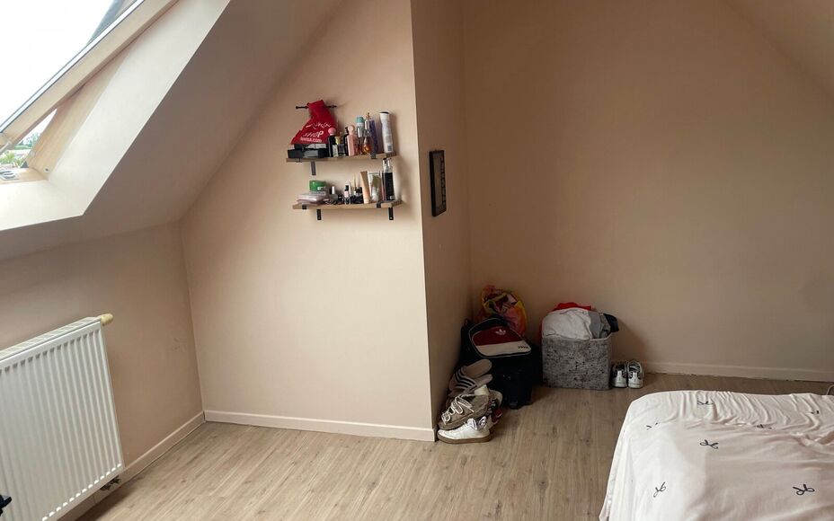 Leemans Immobiliën biedt u dit charmante duplexappartement aan, gelegen op een uitstekende locatie in Wetteren. Op wandelafstand van het station en in de onmiddellijke nabijheid van belangrijke invalswegen, scholen, sportinfrastructuur, winkels en openba