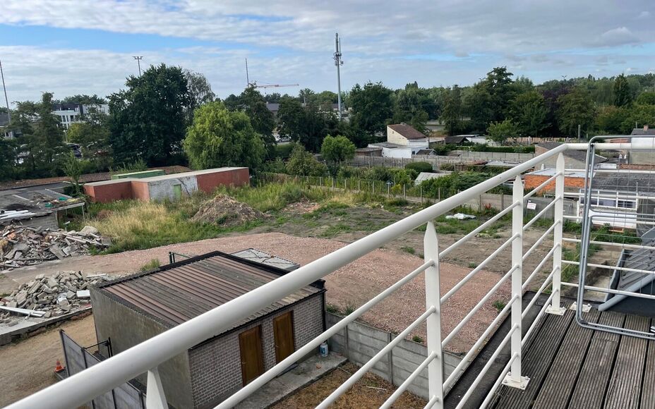 Leemans Immobiliën biedt u dit charmante duplexappartement aan, gelegen op een uitstekende locatie in Wetteren. Op wandelafstand van het station en in de onmiddellijke nabijheid van belangrijke invalswegen, scholen, sportinfrastructuur, winkels en openba