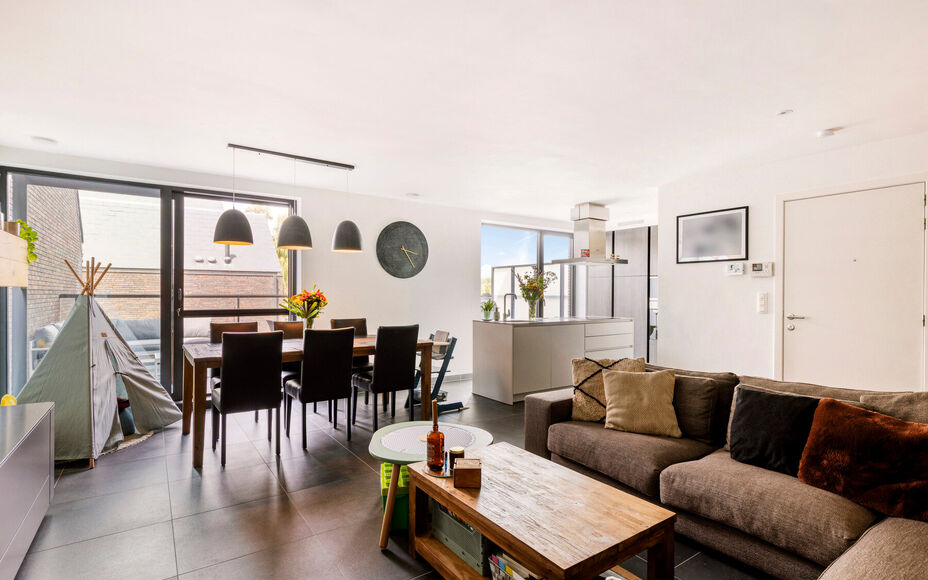 LEEMANS IMMOBILIËN stelt volgend perfect instapklaar duplexappartement voor, gelegen in de rustige woonkern van de deelgemeente Mollem (Asse). Deze locatie combineert rustig wonen met een uitstekende bereikbaarheid, tevens op wandelafstand van het treins