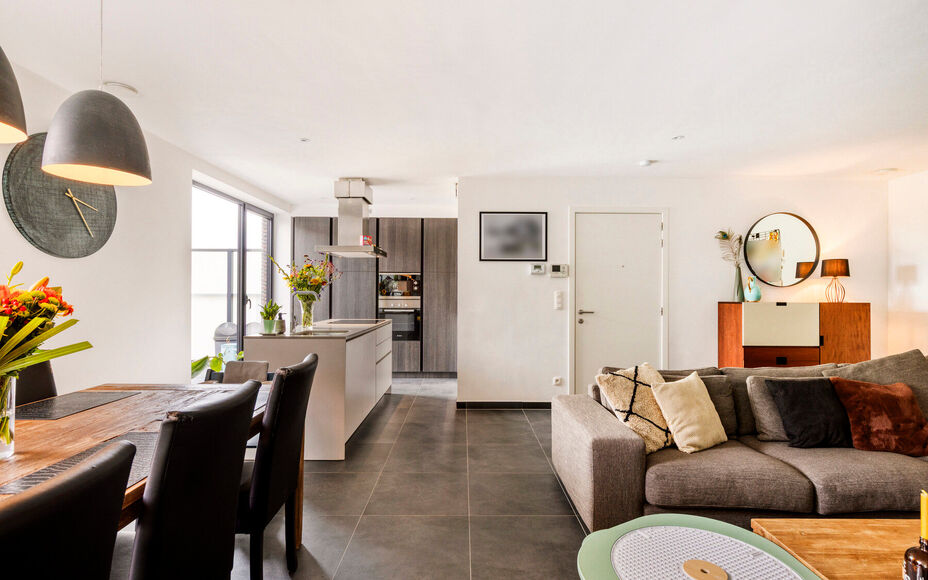LEEMANS IMMOBILIËN stelt volgend perfect instapklaar duplexappartement voor, gelegen in de rustige woonkern van de deelgemeente Mollem (Asse). Deze locatie combineert rustig wonen met een uitstekende bereikbaarheid, tevens op wandelafstand van het treins