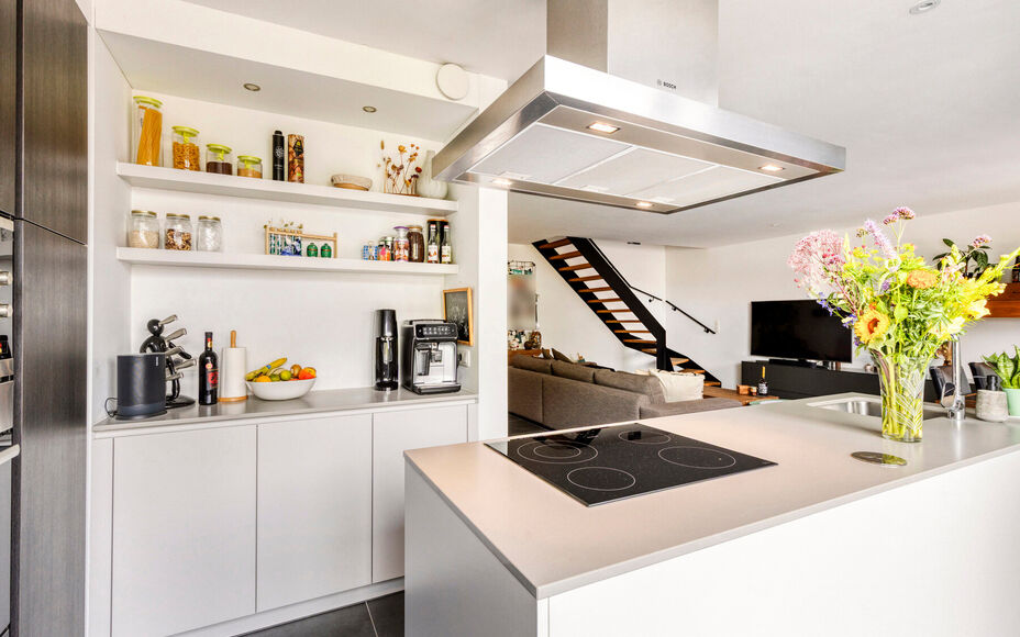 LEEMANS IMMOBILIËN stelt volgend perfect instapklaar duplexappartement voor, gelegen in de rustige woonkern van de deelgemeente Mollem (Asse). Deze locatie combineert rustig wonen met een uitstekende bereikbaarheid, tevens op wandelafstand van het treins