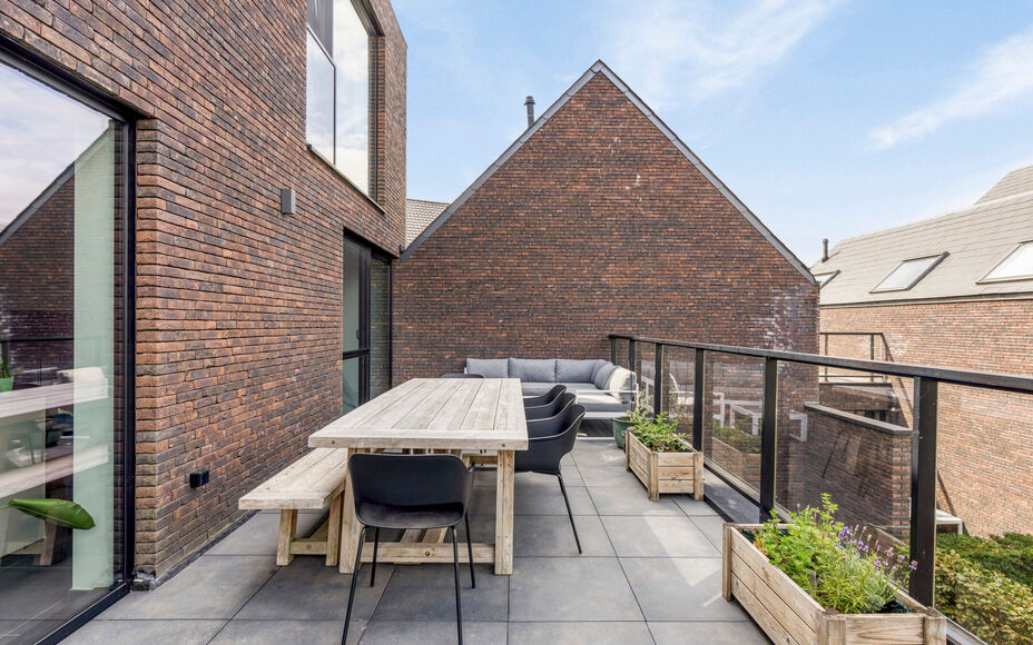 LEEMANS IMMOBILIËN stelt volgend perfect instapklaar duplexappartement voor, gelegen in de rustige woonkern van de deelgemeente Mollem (Asse). Deze locatie combineert rustig wonen met een uitstekende bereikbaarheid, tevens op wandelafstand van het treins