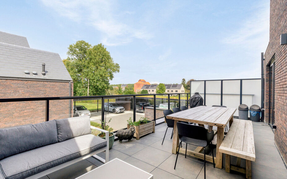 LEEMANS IMMOBILIËN stelt volgend perfect instapklaar duplexappartement voor, gelegen in de rustige woonkern van de deelgemeente Mollem (Asse). Deze locatie combineert rustig wonen met een uitstekende bereikbaarheid, tevens op wandelafstand van het treins