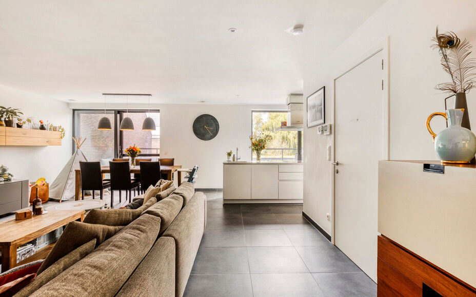 LEEMANS IMMOBILIËN stelt volgend perfect instapklaar duplexappartement voor, gelegen in de rustige woonkern van de deelgemeente Mollem (Asse). Deze locatie combineert rustig wonen met een uitstekende bereikbaarheid, tevens op wandelafstand van het treins