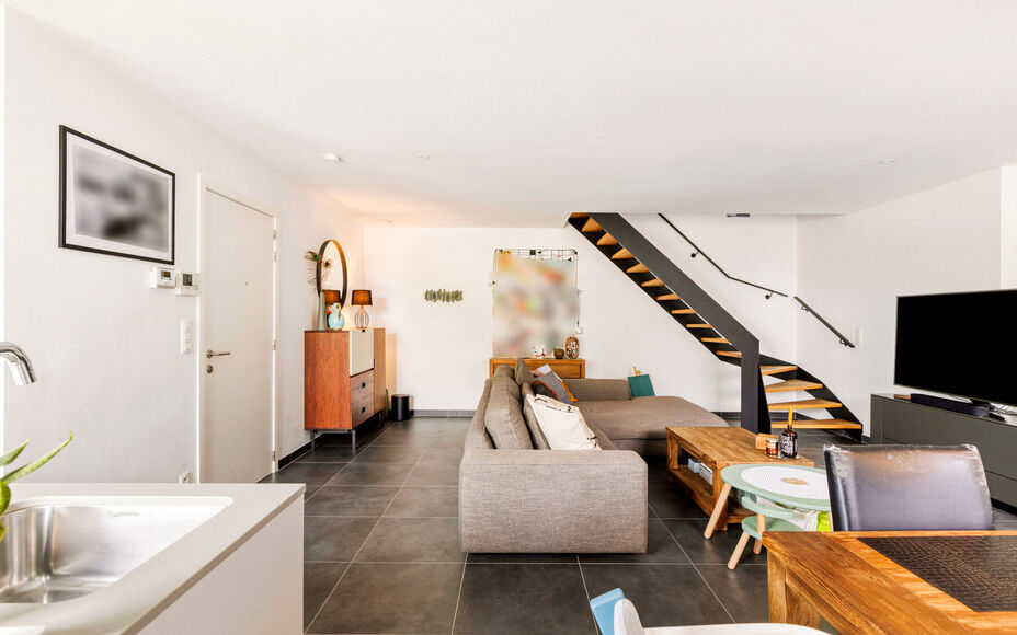LEEMANS IMMOBILIËN stelt volgend perfect instapklaar duplexappartement voor, gelegen in de rustige woonkern van de deelgemeente Mollem (Asse). Deze locatie combineert rustig wonen met een uitstekende bereikbaarheid, tevens op wandelafstand van het treins