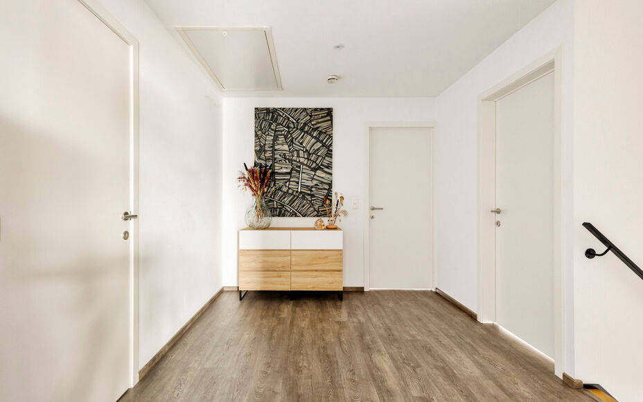 LEEMANS IMMOBILIËN stelt volgend perfect instapklaar duplexappartement voor, gelegen in de rustige woonkern van de deelgemeente Mollem (Asse). Deze locatie combineert rustig wonen met een uitstekende bereikbaarheid, tevens op wandelafstand van het treins
