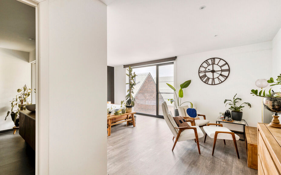 LEEMANS IMMOBILIËN stelt volgend perfect instapklaar duplexappartement voor, gelegen in de rustige woonkern van de deelgemeente Mollem (Asse). Deze locatie combineert rustig wonen met een uitstekende bereikbaarheid, tevens op wandelafstand van het treins