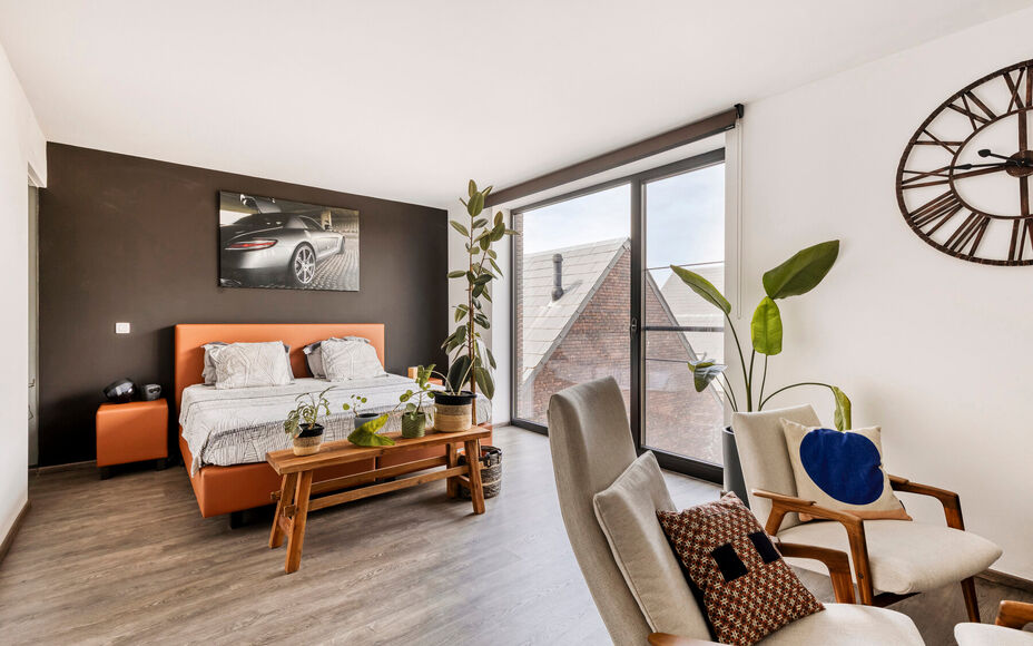 LEEMANS IMMOBILIËN stelt volgend perfect instapklaar duplexappartement voor, gelegen in de rustige woonkern van de deelgemeente Mollem (Asse). Deze locatie combineert rustig wonen met een uitstekende bereikbaarheid, tevens op wandelafstand van het treins